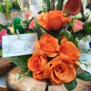 Detalles San Valentín: Rosas Naranjas sobre Tronco de Madera para un Amor Duradero